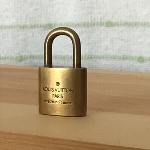 Louis Vuitton 319 gold lock